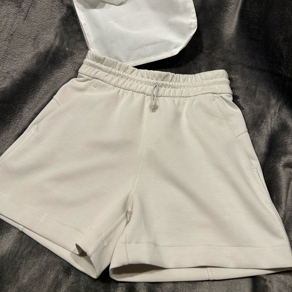 NWOT Lululemon Soft Stream High Rise Short 4inch Size 2 in Bone